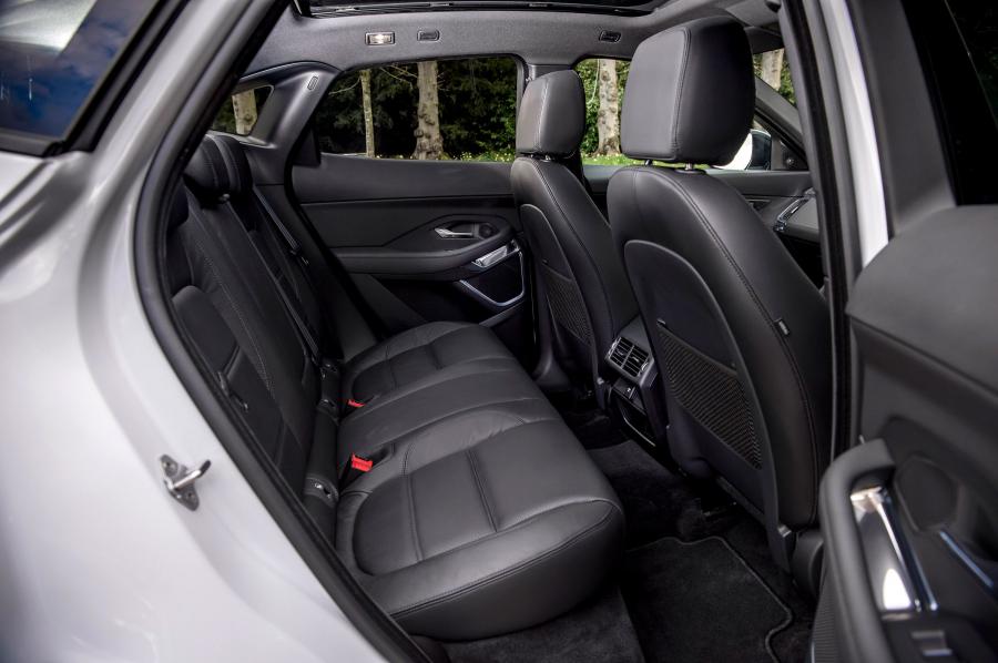 Интерьер Jaguar E-Pace D150 2018 года  (UK) (фото 14 из 39)